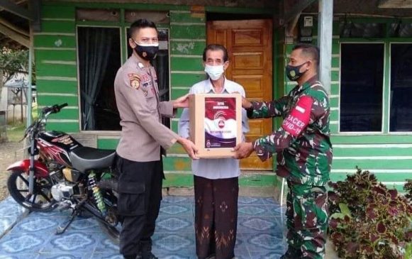 Bantu Warga di Masa PPKM Darurat, Polisi Bersama Koramil Salurkan Paket Sembako