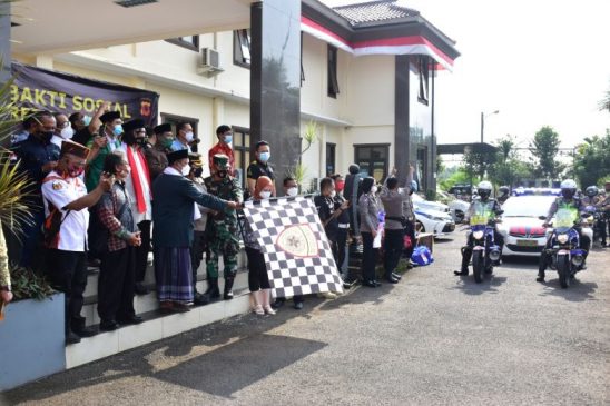 Bersama Para Tokoh, Polres Banjar Salurkan Bansos Kepada Masyarakat Dalam Rangka PPKM Darurat