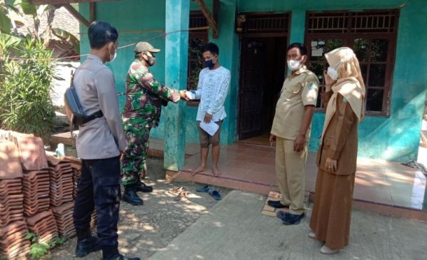 Bhabinkamtibmas Polsek Ligung Bersama Babinsa Bagikan Sembako Berupa Obat dan Vitamin Untuk Warga Isoman di Masa PPKM Darurat Level 4