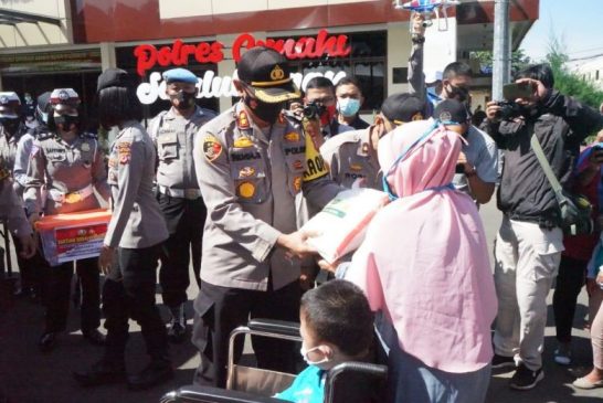Dimasa PPKM Darurat, Kapolres Cimahi Terjun Langsung Bagikan 500 Paket Sembako Kepada Masyarakat