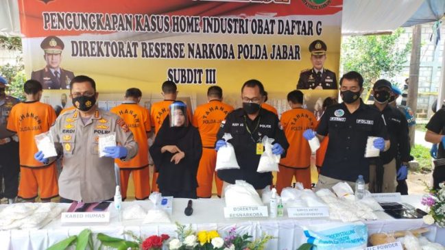 Ditres Narkoba Polda Jabar Berhasil Ungkap Sindikat Peracik Obat Ilegal