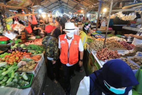 Ema Ajak Pedagang Pasar Disiplin Prokes