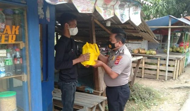 Gelar Razia PPKM Darurat, Polisi Bagikan Paket Sembako ke Pedagang