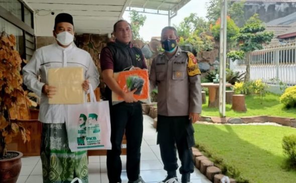 H. Erwin Bantu Warga dan Relawan Covid-19 di Masa PPKM Darurat