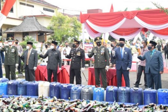 HUT Bhayangkara ke-75, Polresta Bandung Musnahkan Puluhan Ribu Botol Miras