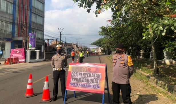Hari ke-6 PPKM Darurat, Petugas Gabungan Polres Sukabumi Kota Sekat Sejumlah Jalan
