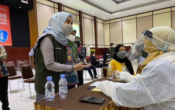 Ineu Purwadewi Pantau Pelaksanaan Vaksinasi Massal di Itenas