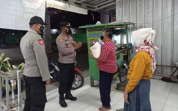 Jajaran Polres Majalengka Bagikan Sembako Kepada PKL yang Terdampak PPKM Darurat Level 4