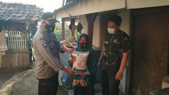 Jajaran Polres Majalengka Salurkan Bansos di Masa PPKM Darurat Level 4 Untuk Warga Kurang Mampu yang Sedang Isoman