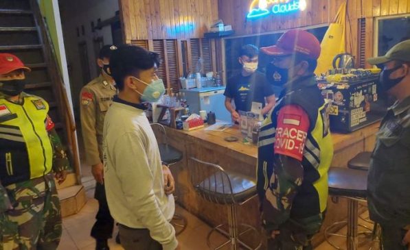 Jajaran Polresta Bandung Laksanakan Patroli, Bubarkan Kerumunan di Masa PPKM Darurat
