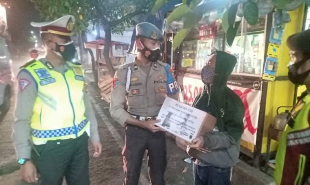 Kabid Humas Polda Jabar : Di Tengah PPKM Darurat Level 4, Polisi Ringankan Beban Warga Dengan Konsisten Salurkan Bansos