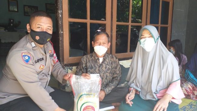 Kabid Humas Polda Jabar : Polisi Bagikan 900 Paket Beras Di Wilayah Baleendah