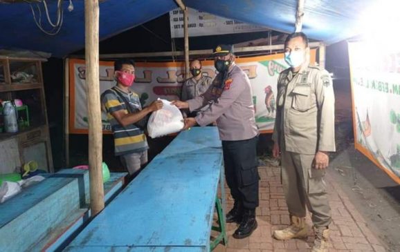 Kabid Humas Polda Jabar : Polisi Bagikan Paket Sembako Kepada PKL yang Terdampak PPKM Darurat Level 4