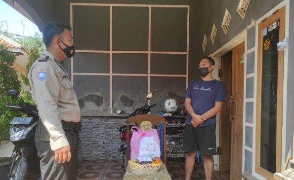 Kabid Humas Polda Jabar : Polsek Sukahaji Beri Bantuan Sembako Kepada Warga yang Jalani Isoman Covid-19