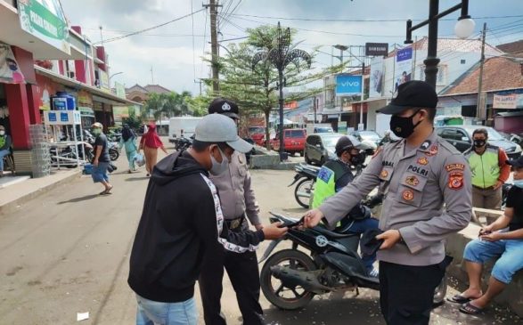 Kabid Humas Polda Jabar : Sambil Bagi Masker Gratis, Polisi Patroli Humanis Sosialisasikan PPKM Darurat