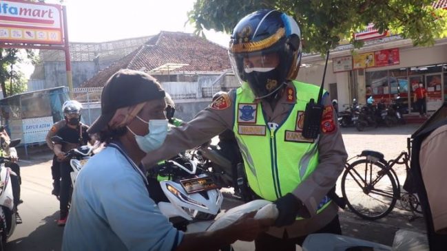 Kabid Humas Polda Jabar : Sinergitas TNI – Polri Bagikan 100 Bungkus Beras Kepada Kaum Dhuafa, Dimasa PPKM Darurat