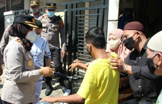 Kapolres Sukabumi Kota Beri Sepeda Kepada Anak Berkebutuhan Khusus, dan Salurkan Bansos Di Masa PPKM Darurat Level 4