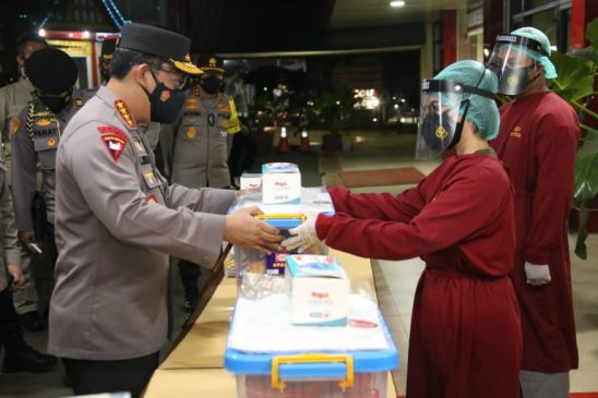 Kapolri Listyo Cek Pasien Covid-19 Terlayani dengan Baik di RS Polri, dan Berikan Bansos ke Nakes
