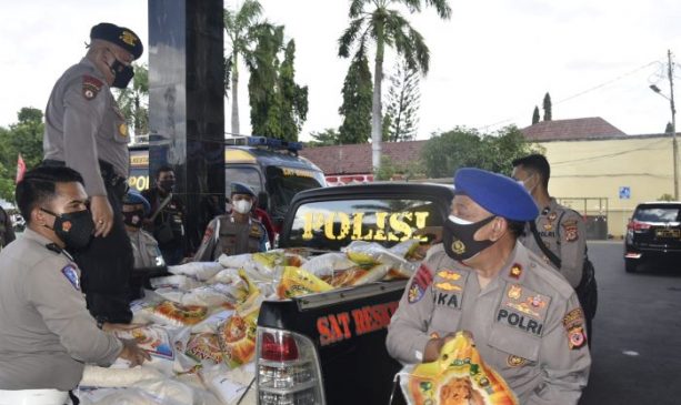 Kembali, Polresta Cirebon Bagikan Bantuan ke Warga Slum Area yang Terdampak PPKM Darurat