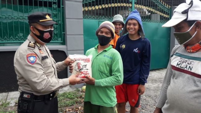 Kuli Bangunan, Pemulung dan Tukang Becak Dapat Bantuan Sembako Dari Polisi di Masa PPKM Darurat