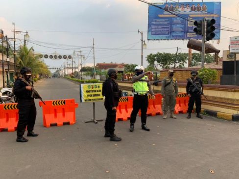 PPKM Darurat, Patroli Sat Brimob Polda Jabar Pantau Pos Pam Penyekatan di Tugu Tauco