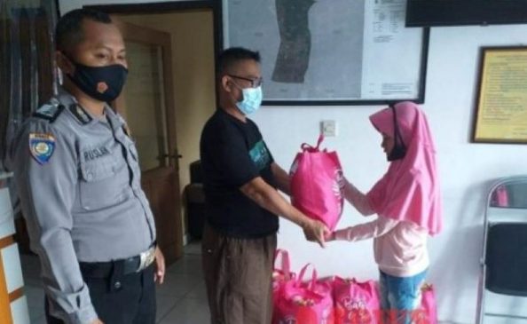 PPKM Darurat, Polisi Berikan Bantuan Sembako Kepada Warga yang Sedang Isoman