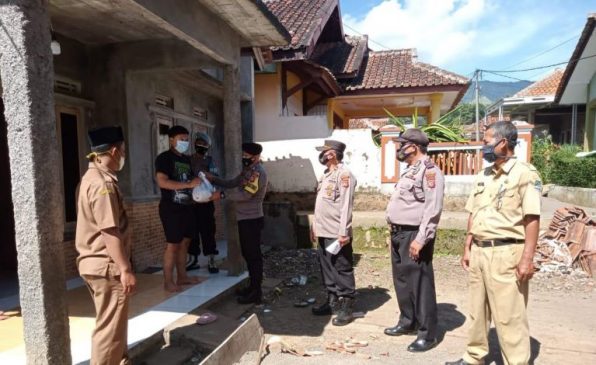 PPKM Darurat, Polsek Cingambul Bagikan Sembako Kepada Warga yang Jalani Isoman