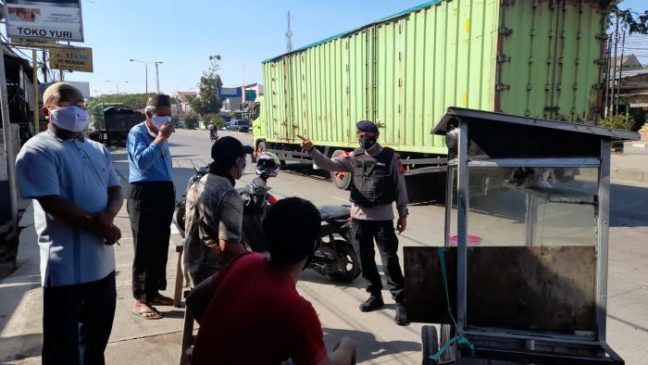 PPKM Darurat, Sat Brimob Polda Jabar Tak Henti Himbau Prokes Kepada Warga Jatinangor
