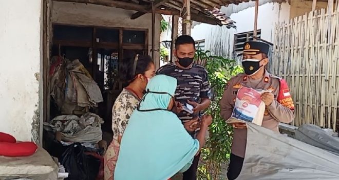 PPKM Darurat, Warga Desa Cikancas dan Desa Karangsari Terima Bansos Beras dari Polisi