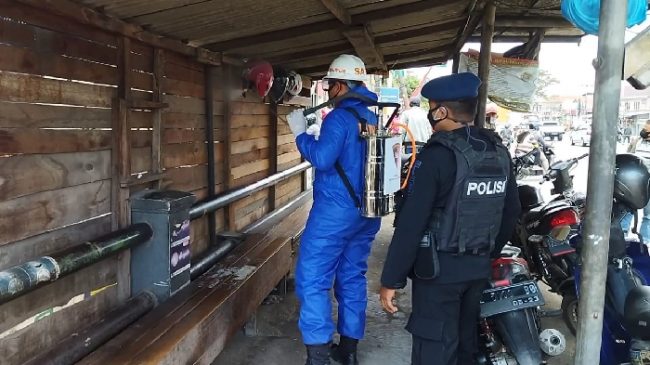 Pangkalan Ojek Cipasir Jadi Sasaran Penyemprotan Disinfektan Anggota Sat Brimob Polda Jabar Pada PPKM Darurat