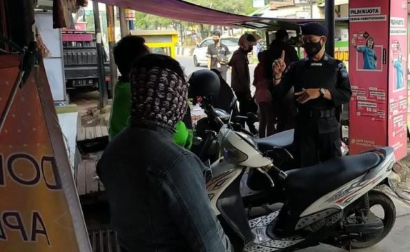 Patroli Sat Brimob Jabar, Himbau Para Ojol Tetap Patuhi Prokes di Masa PPKM Darurat