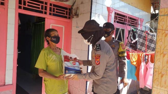 Peduli Warga Slum Area Terdampak PPKM Darurat Level 4, Polisi Bagikan Bantuan Beras