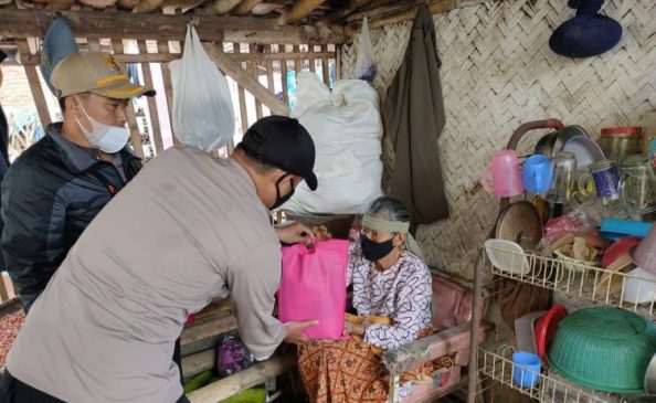 Peduli Warga Terdampak PPKM Darurat, Polisi Kembali Bagikan Paket Sembako