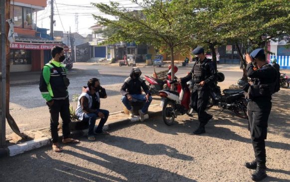 Personel Sat Brimob Polda Jabar Sambangi Ojol, Ingatkan Prokes di Masa PPKM Darurat