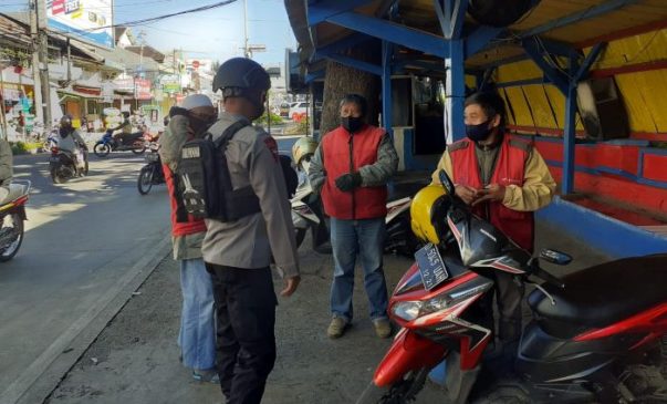 Personel Sat Brimob Polda Jabar Sambangi Pangkalan Ojek, Berikan Himbauan Agar Disiplin Memakai Masker di Masa PPKM Darurat Level 4