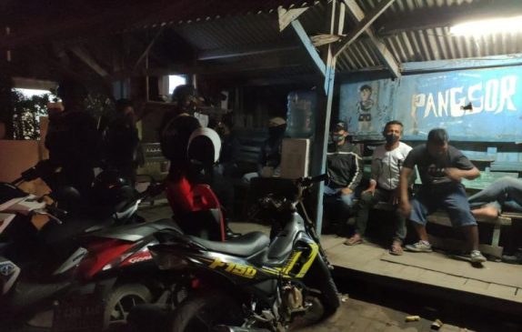 Personel Sat Brimob Polda Jabar Sosialisasikan PPKM Darurat di Pangkalan Ojek Warcin