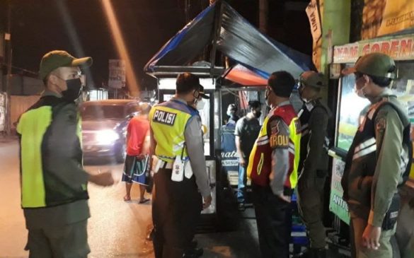 Petugas Gabungan Himbau Prokes Kepada Pedagang dan Masyarakat di Dayeuhkolot Pada Masa PPKM Darurat Level 4