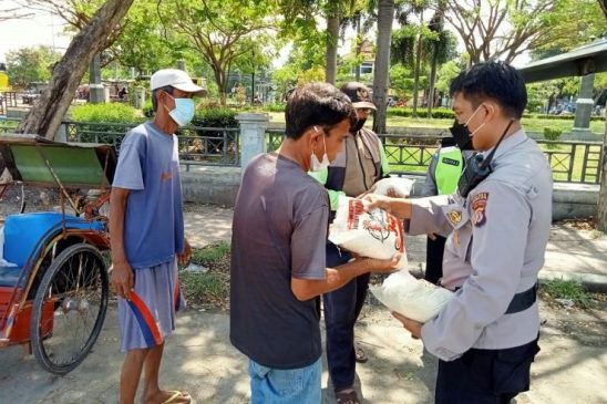 Polisi Berikan Bantuan Sosial Kepada Para Tukang Becak Dalam PPKM Darurat
