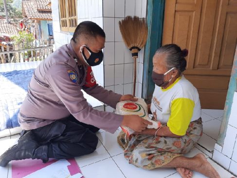 Polisi Tak Henti Distribusikan Beras Kepada Warga Terdampak PPKM Darurat Level 4