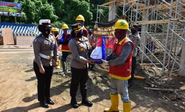Polres Banjar Berikan Bansos Kepada Para Pekerja Bangunan