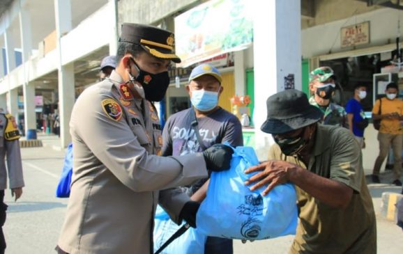 Polres Karawang Cek Kesiapan Posko PPKM Darurat Level 4 Pasar Tradisional Hingga Bagikan Sembako