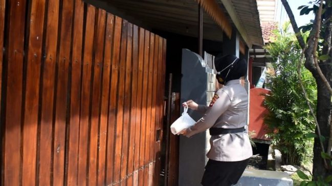 Polresta Cirebon Bagikan Bantuan ATM Beras kepada Warga yang Jalani Isoman