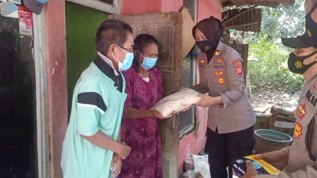Polri Bagikan Bantuan Beras Kepada Warga Terdampak Penerapan PPKM Darurat