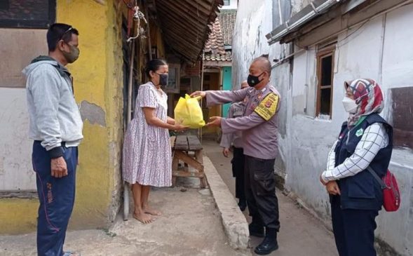 Polri Bersama Muspika Bagikan Sembako Kepada Warga yang Terdampak Covid-19 Pada PPKM Darurat