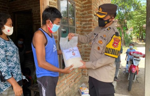 Polri Peduli, Bagikan Bantuan Kepada Warga yang Sedang Isoman, Terdampak PPKM Darurat dan Warga Slum Area