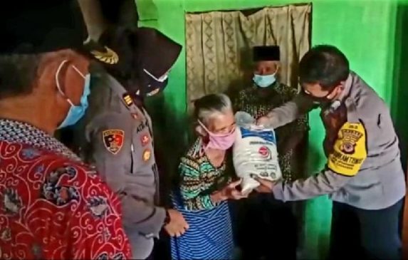 Polsek Cigasong Salurkan Beras Bantuan Kapolri Kepada Warga Terdampak PPKM Darurat Level 4
