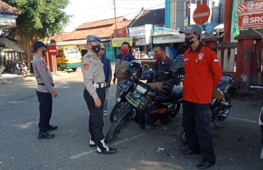 Personel Polsek Kadipaten saat memantau vaksinasi sinergitas di Desa Babakan Anyar