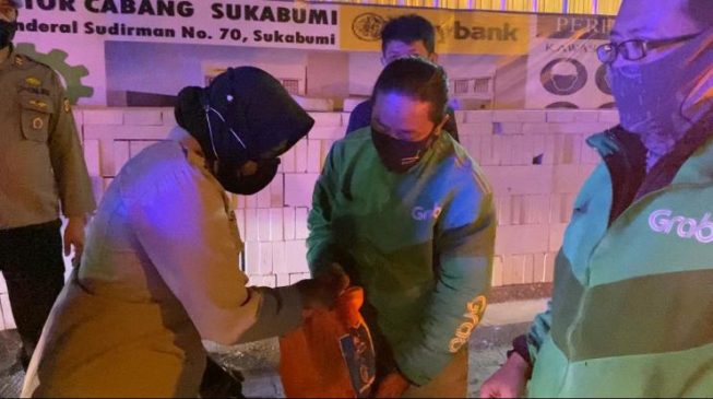 Ratusan Pengemudi Ojol dan PKL di Sukabumi Terima Bansos dari Polisi Pada PPKM Darurat