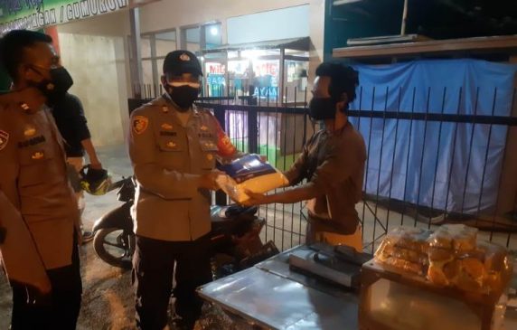Rutinitas Piket Koramil Banjaran dan Piket Polsek Cangkuang, Laksanakan Patroli PPKM Darurat Level 4 dan Bagikan Paket Beras