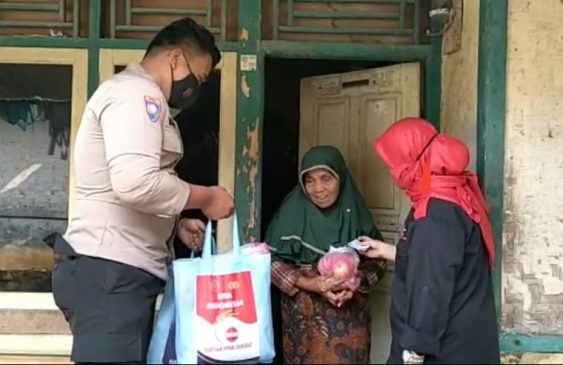 Sambangi Warga Jompo, Polisi dan Agen BPNT di Sukabumi Salurkan Bansos Saat PPKM Darurat Level 4